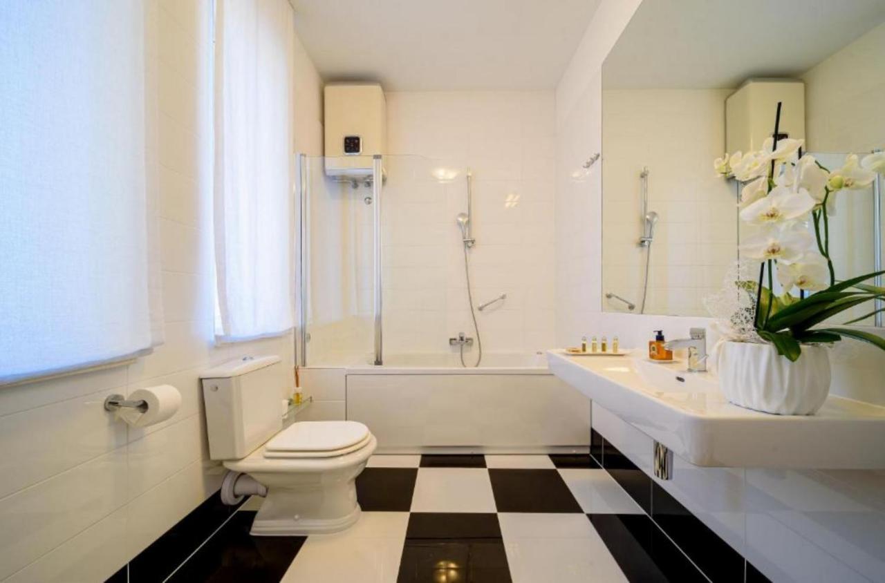 Palace Schoen Milesi - Esense Of Prestige - Private Pool - Free Parking - Old Money Style Luxury Rooms - Walking Distance To The Old Town, The Beach And All Amenities - Buralux Properties Split Luaran gambar