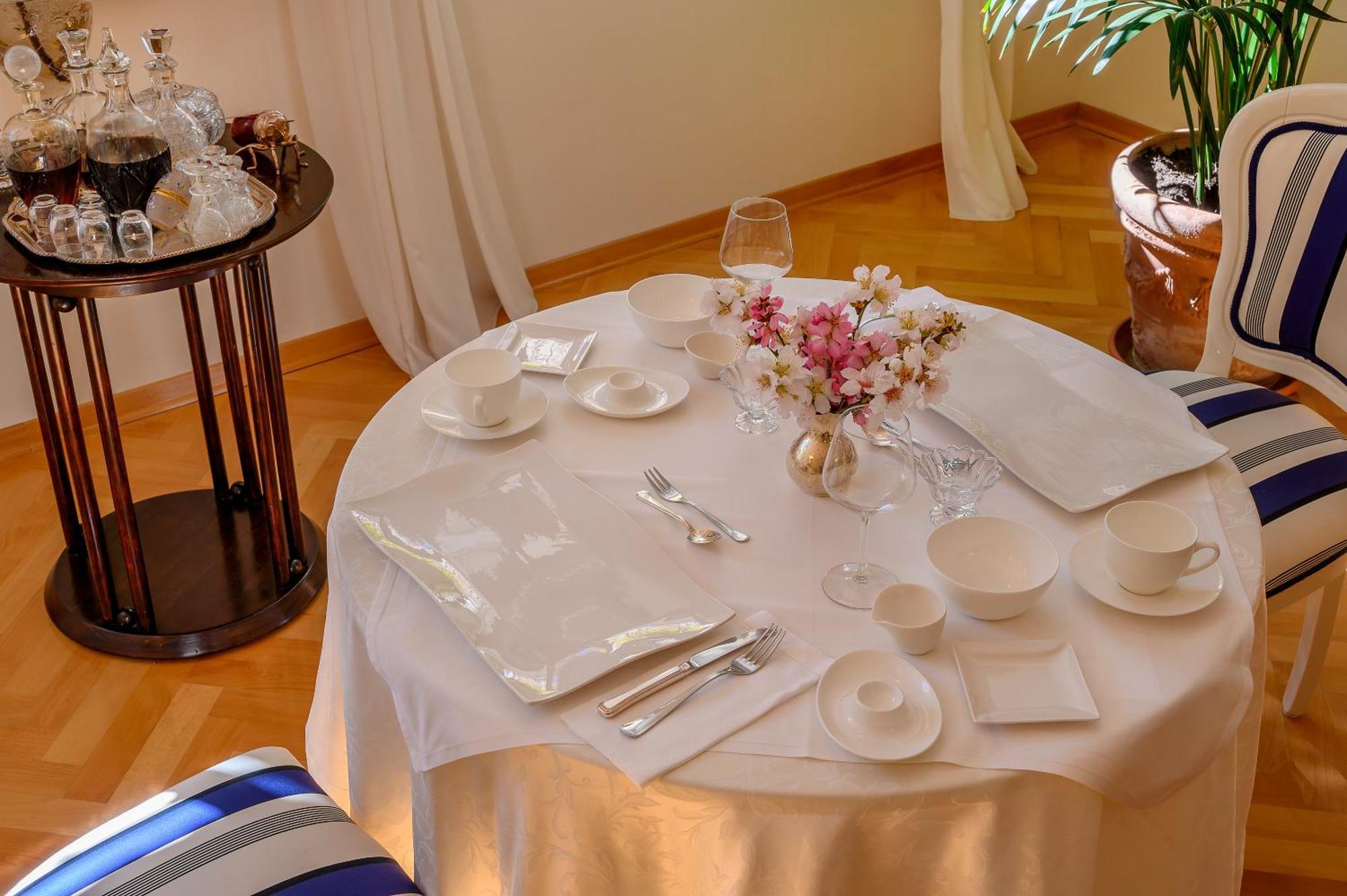 Palace Schoen Milesi - Esense Of Prestige - Private Pool - Free Parking - Old Money Style Luxury Rooms - Walking Distance To The Old Town, The Beach And All Amenities - Buralux Properties Split Luaran gambar
