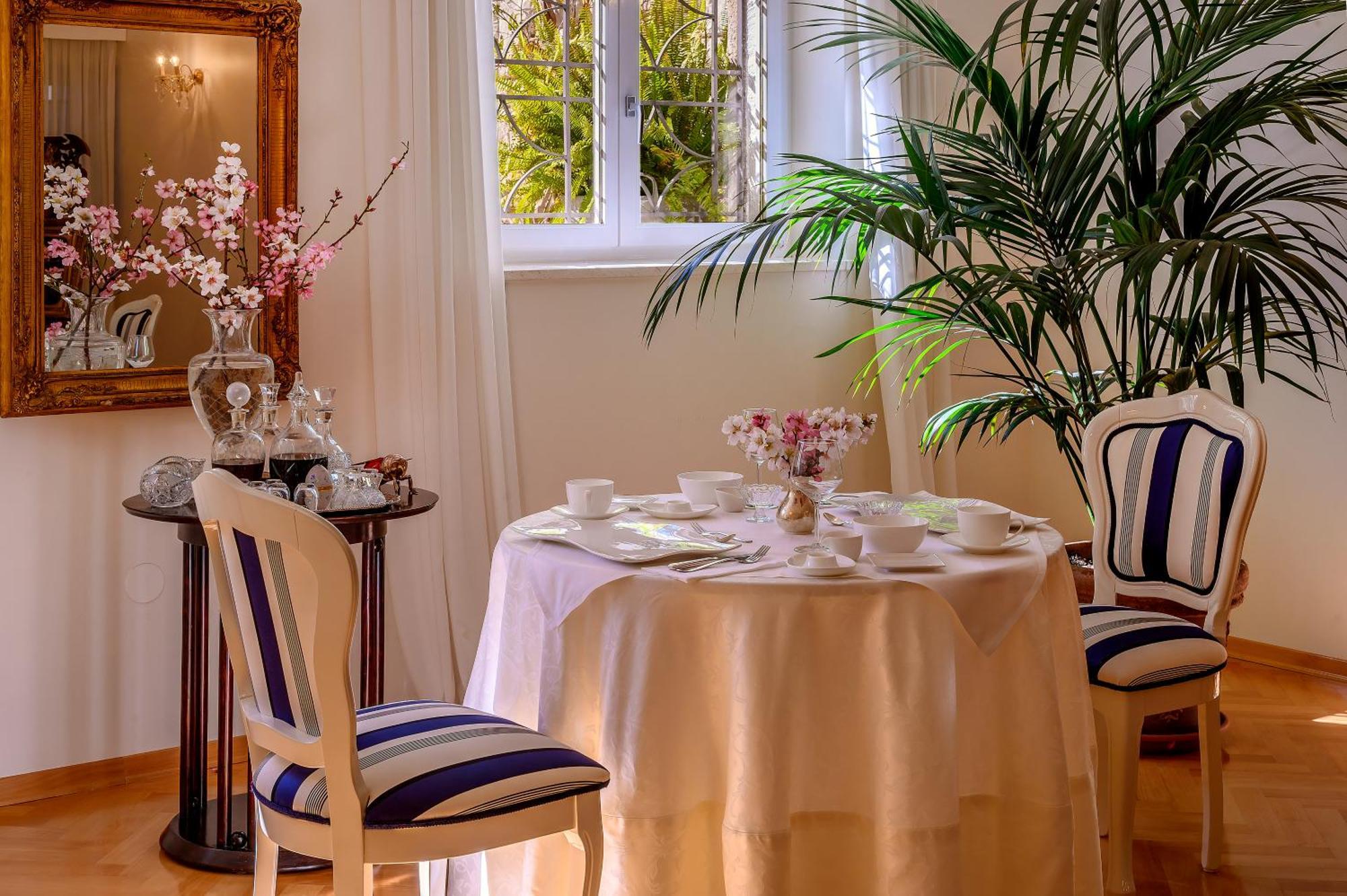 Palace Schoen Milesi - Esense Of Prestige - Private Pool - Free Parking - Old Money Style Luxury Rooms - Walking Distance To The Old Town, The Beach And All Amenities - Buralux Properties Split Luaran gambar